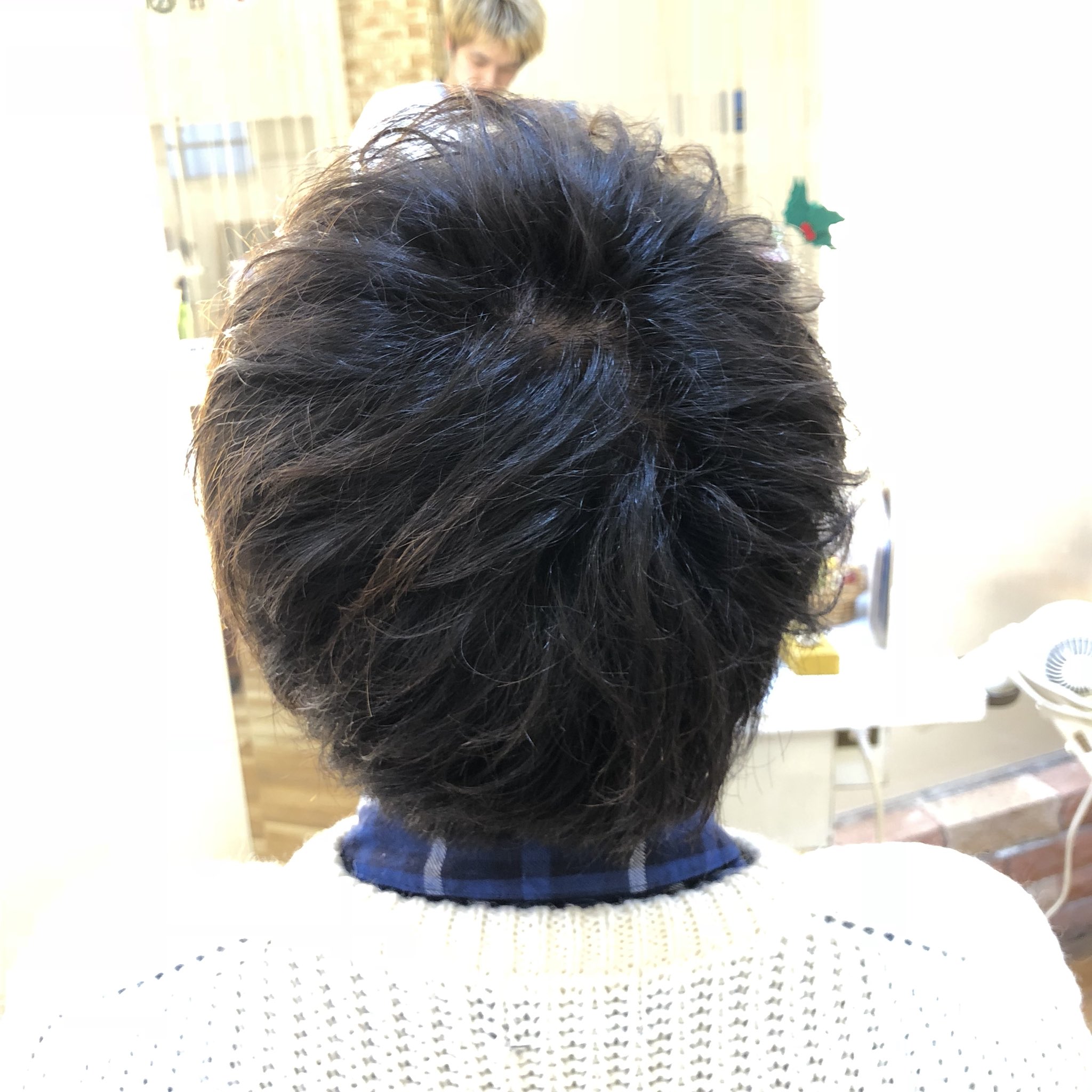ট ইট র 宮川太志 Hairmakefrei 代表 パーマで変える つむじ付近もきれいにする パーマの効果は動き出すだけじゃなくて 頭の形 絶壁を隠したり ハチハリを見えなくしたりする そういったことができるし やらないといけないのがパーマ B2cメンズ