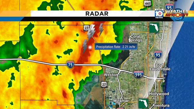 Heavy rainfall right now over US-27 in N. Broward. The rain is falling over 2 inches per hour! #flwx https://t.co/0jflF0WJlY
