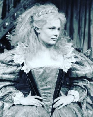 TheWorkshopLDN's tweet image. Happy Birthday #JudiDench! We wish the best also to all the actors thoroughly rehearsing in our #CommunityRoom. ift.tt/2nGgUc2