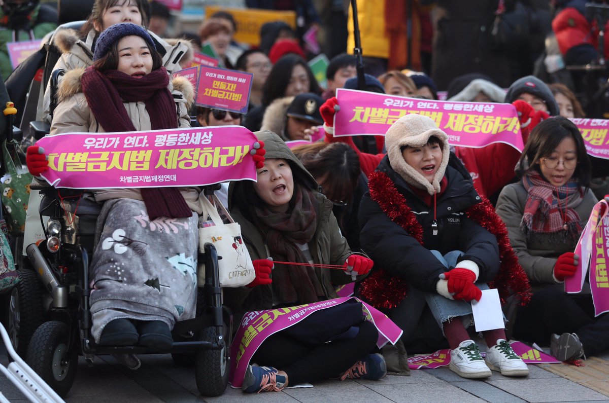 서울 한복판 수놓은 빨간 물결 “인권에 나중은 없다…차별금지법 제정하라”

차별금지법제정연대 등 시민단체,
세계인권선언일 69주년 맞아 ‘차별금지법 제정촉구대회’ 열어bit.ly/2jdc7NO