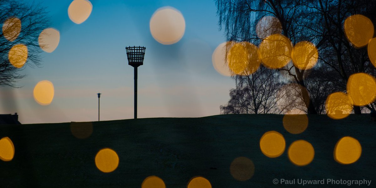 paulupward1's tweet photo. Worth taking my camera on an early morning trip the @ChalfontCoop. I photographed the beacon looking straight through the #ChristmasTree at the bottom of #GoldHillCommon. #ChalfontStPeter #KeepitlocalCSP @CSPChamber @GoldHillBC @JF_Chalfont @ChilternCouncil @VisitChilterns https://t.co/ttYYGHS5Fh