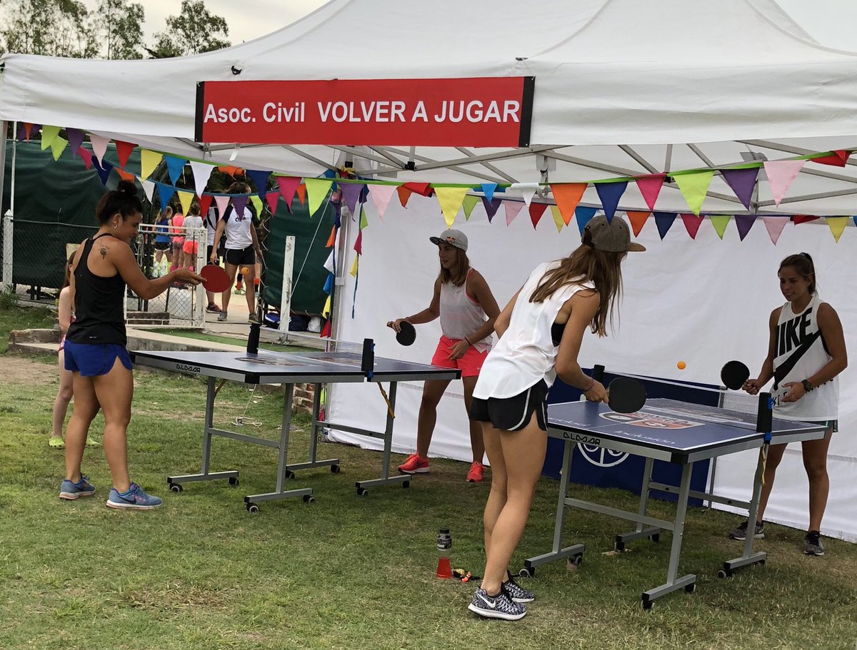 volverajugarorg's tweet photo. Día increíble en el HOCKEY CAMP 2017 donde Las Leonas dijeron present y jugar en las mesas play de @almartt . 🏒🏒🏒🏒🏒🏒 https://t.co/bbe5iELtwM