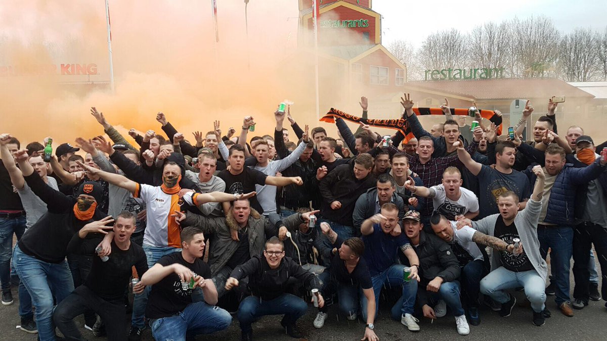 thenorth1939's tweet photo. Matchday! pak die bloembollen vreterzzz!! #vvskat #kwn1939 #awaydays #oranjezwart #pyroisnotacrime #nopyronoparty #forzakattuk https://t.co/dx776Ab2Ze