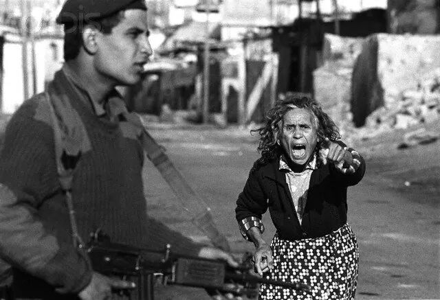 #PalestinTidakDilupakan

29 tahun yang lalu, bermulanya #FirstIntifada,1001 duka cerita yg di lalui oleh penduduk Palestin.Antaranya kisah seorang wanita Palestin berhadapan dengan tentera israel yg menculik anaknya, dan meminta supaya anaknya di bebaskan.

#AmanPalestin