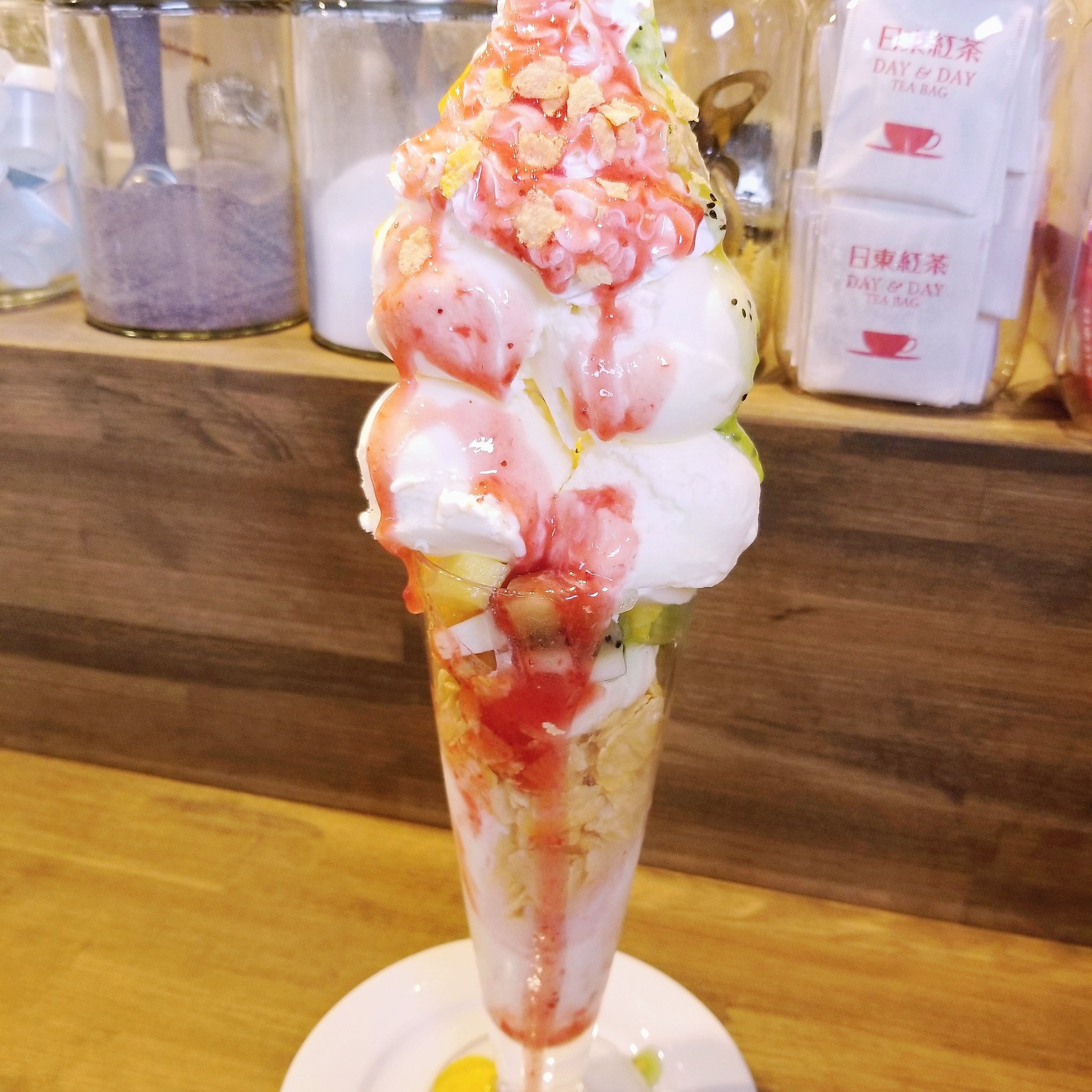 I M International 大阪の鶴橋で有名なパフェ屋さんの2号店が滋賀のかがやき通りに出来てたので行ってきました ボリュームがすごい そして いま流行りのインスタ映えする見た目です O 美味でした ぜひ 滋賀 かがやき通り パフェ Kanariya2nd