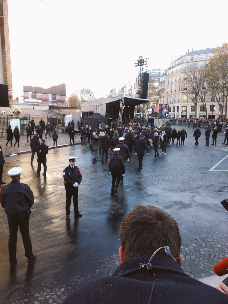 BFMTV's tweet photo. EN DIRECT - Un groupe de fans choisi au hasard dans la foule va assister aux obsèques de Johnny Hallyday à l'intérieur de l'église https://t.co/amhDsdPGrX https://t.co/G94bIEVboz