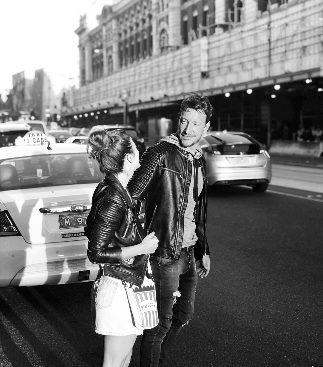 Hace más de 10 años viajamos juntos y nos perdemos por calles desconocidas. Sin vergüenza, le pedimos a cualquiera que pase caminando, que nos saque una foto. Y hoy, una australiana nos hizo este fotón. 💕🙌🏼📸