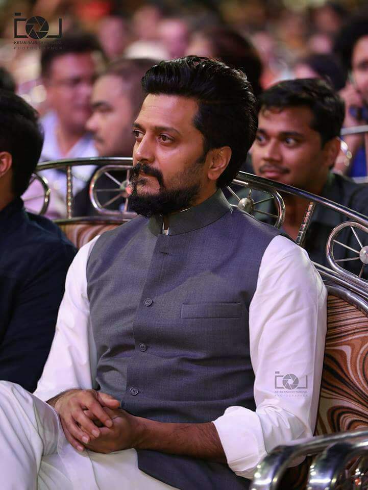Kalyanbhosalep4's tweet photo. #Coming Soon B'day Superstar #Riteish Deshmukh This Month...😊🎂🍬🍬🍫🎶🎶🎧🎸
#17_December🎂🎂🎂🎂🎂
#Happy_birthday_in_Advance💐💐 https://t.co/Y73Z59nqpl