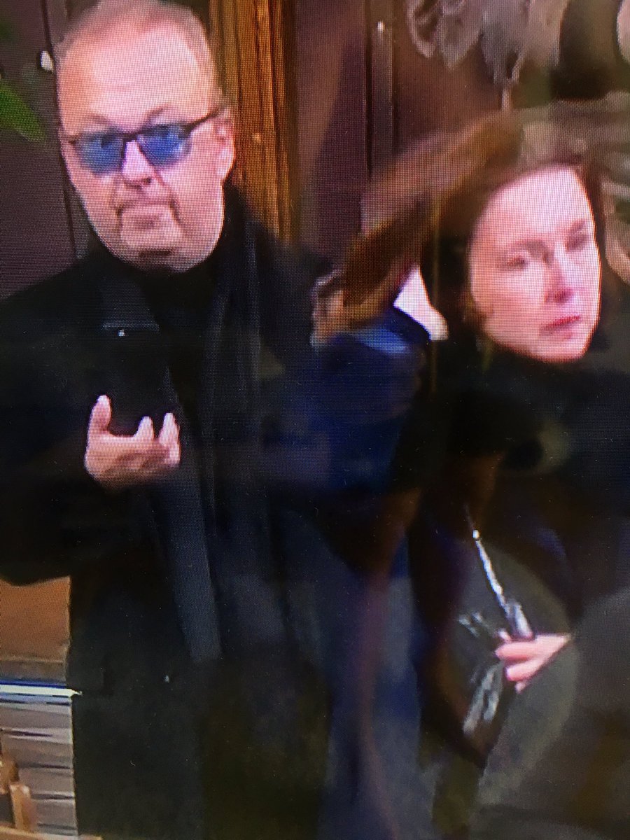 Seb_Generations's tweet image. #HommageAJohnny #tf1 #jhonny y'a que moi que ca choc de voir des mecs filmer avec leur telephone dans l'église ? #plusderespect