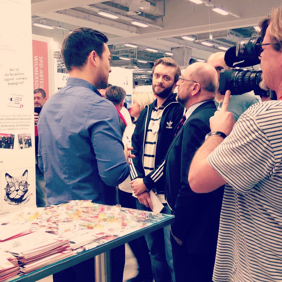 Großer Besuch an unserem Stand! <a href="/martinwar/">Martin Guerra</a> sehr interessiert an unserer „Was bewegt Dich?- &amp; „#karlasagt“-Kampagne. Er möchte im nächsten Jahr gerne zu einer unserer Sitzungen nach Neukölln kommen - kriegen wir hin! :) #spdbpt17 @droescherpreis