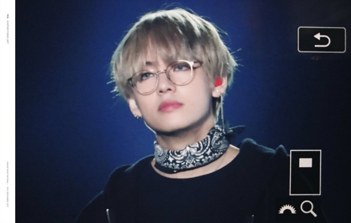 tannie •̀ㅅ•́ | (hiatus) on Twitter: "taehyung in specs is a BLESSING #