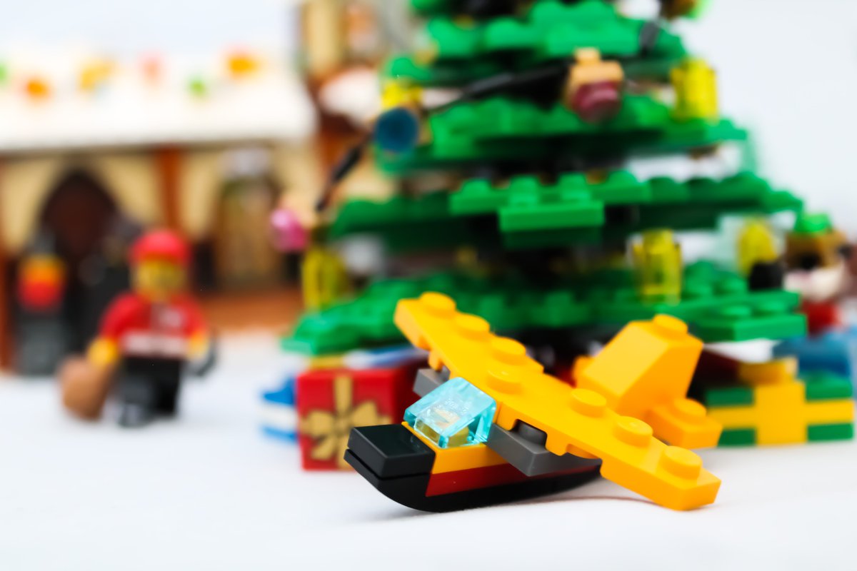 LegoMuseums's tweet photo. #DayTen. Get your #gifts to put under the #ChristmasTree.
#Lego #AdventCalendar #LegoAdventCalendar #LegoChristmasTree #Christmas #LegoChristmas #gift plane #LegoPlane #LegoCity https://t.co/xMcWY7oUOY