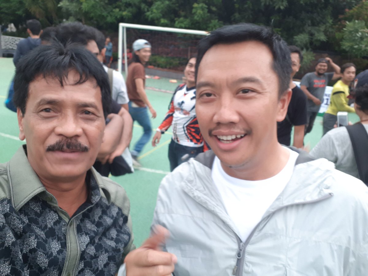 Olahraga bersama temen2 wartawan Mendampingi bapak Menpora RI di halaman ktr Senayan .