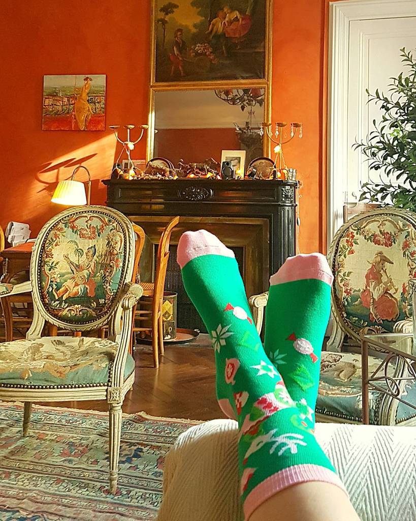 I'm not sure our apartment could look any more French 🇫🇷 Today we're off to the Christmas markets and then we're going to eat cheese and drink wine in this beautiful place 🧀🍷Obvs I'll be wearing my <a href="/luckydipclub/">Lucky Dip Club</a> x <a href="/pilgrim_hodgson/">Pilgrim</a> Lucky Socks! 🎄🎅… ift.tt/2ySkSSu
