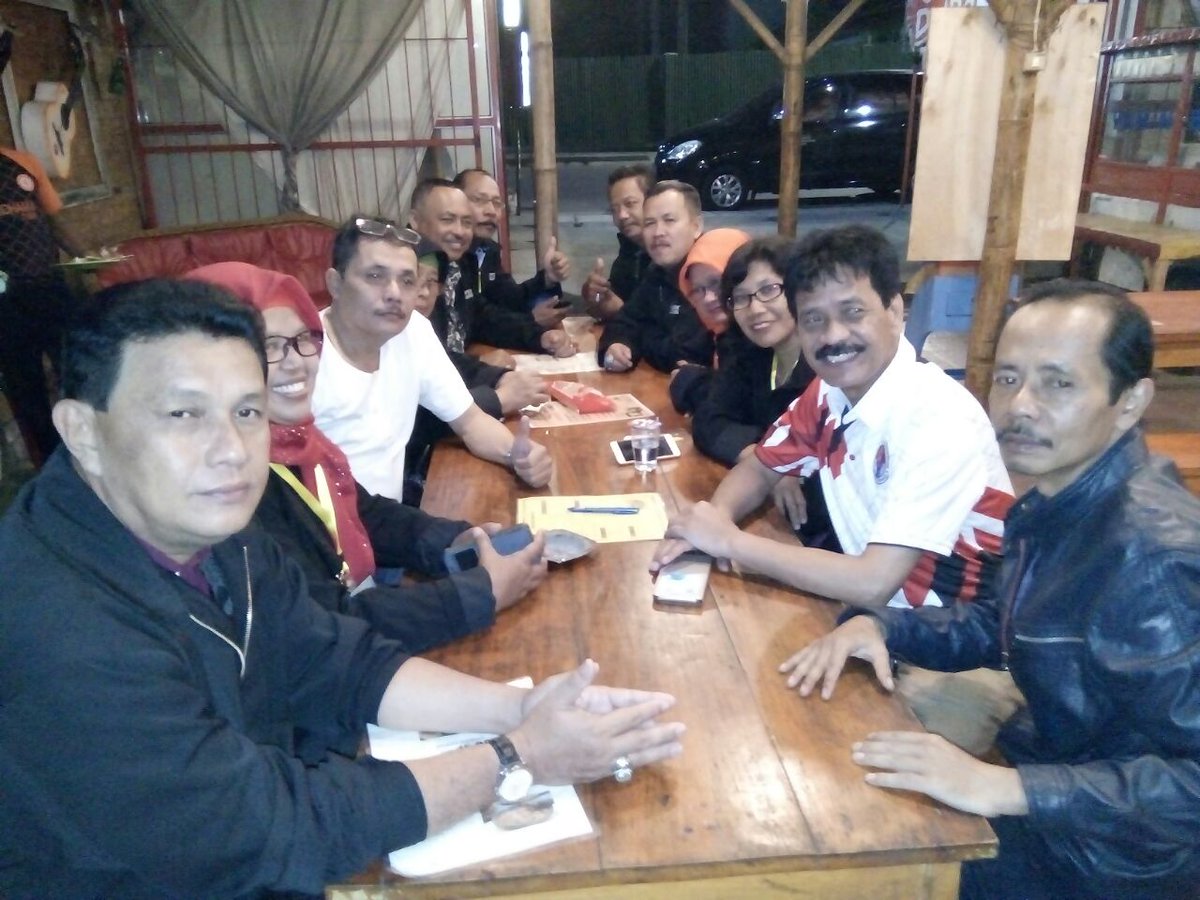 Reoni beraama alumni PPG Teknologi Bandung .setelah 30 th tdk  bertemu.