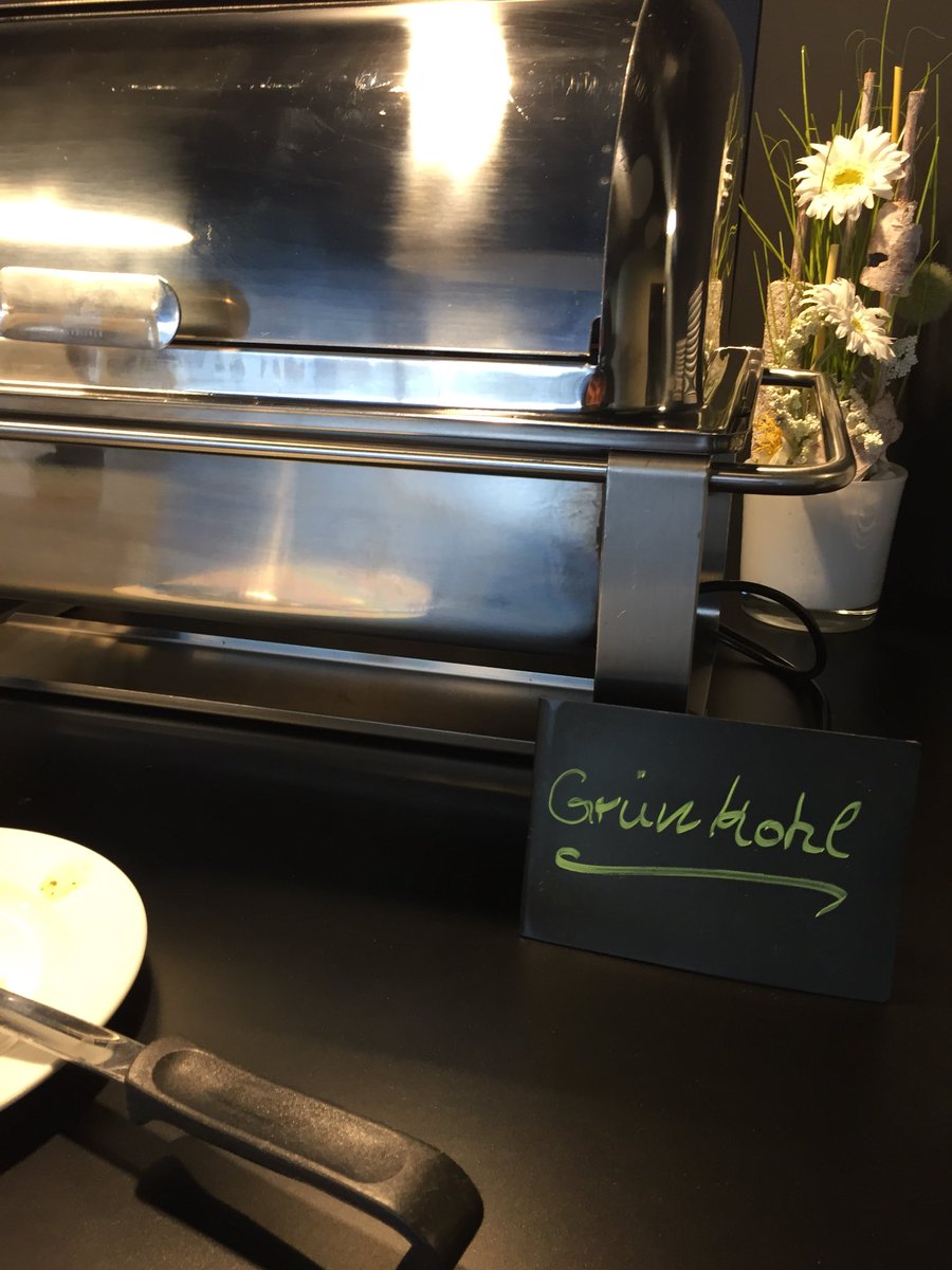 DinoBernabeo's tweet photo. Das nenne ich gastfreundlich 🥦😜👌🏼 Currywurst mit Grünkohl im Presseraum #bvbsvw #werder https://t.co/UeQnSMhKOb