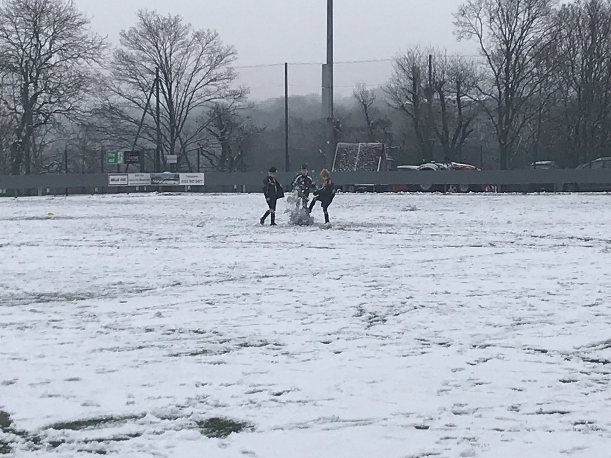 JunoUnder9s's tweet photo. A bit frosty at Woodley this morning! ⚽️ https://t.co/6blIoPKKMu