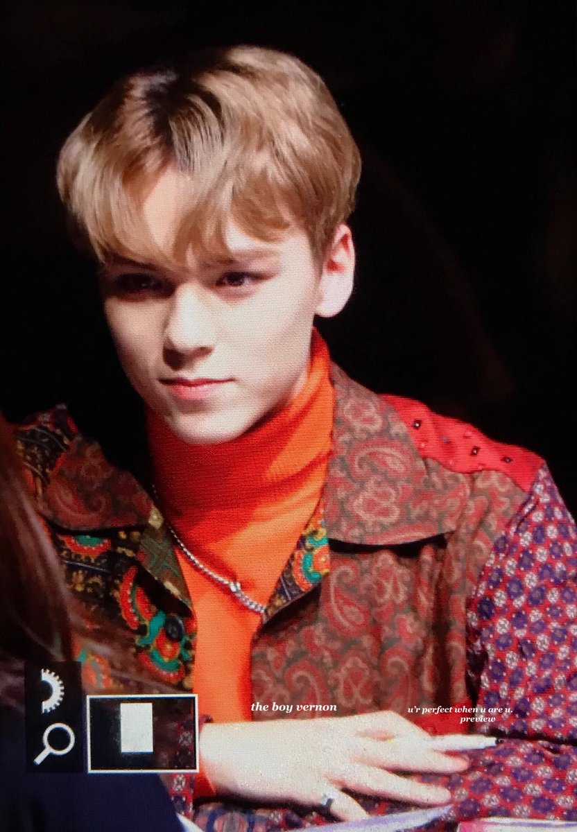 MINGYUNUNA's tweet photo. Vernon pake batik (?) https://t.co/WoAy9fYIKI