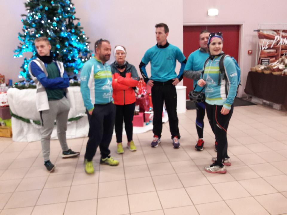 Telethon91n's tweet photo. Passage du défi run and bike de @grandparissud à @MairieVillabe pour le #telethon2017 ! Les sportifs ont été accueilli par le Père Noël ! https://t.co/l2udkpNtSC