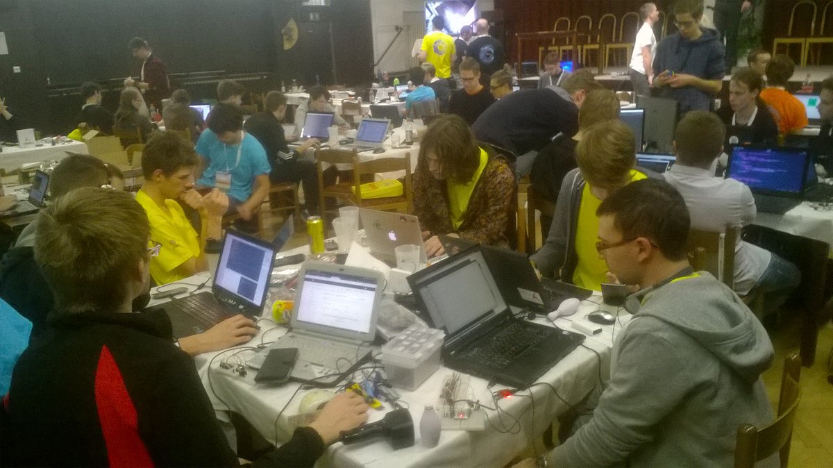 CzechJA's tweet photo. #juniorhack2017
Letošní Junior Hackathon se blíží ke konci. Soutěžícím zbývá necelá hodina k dokončení díla https://t.co/7PxxxXnMw3