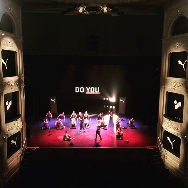 GraylingNL's tweet photo. Een exclusieve @PUMA workout in stijl: op het podium van de Koninklijke Schouwburg in Den Haag! #intersportnl #velvetrope https://t.co/nNIKVzUROr