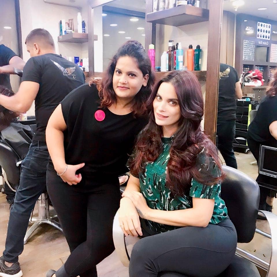 Anupamakuwar's tweet photo. U look good whn you have your styling companion @amita3332 singh
Secret behind my awesome hair style
#marina #hakimalim https://t.co/NbiZu3F5df
