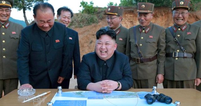 Kuzey Kore lideri Kim Jong-un ABD'nin Kudüs hamlesini değerlendirdi: Akıl hastası bunak şaşırtmadı.  Trump'ın, İsrail'deki ABD Büyükelçiliği'ni Tel Aviv'den Kudüs'e taşıma kararı 'pervasız' ve 'aşağılık' bir hamle. İsrail diye bir devlet var mı ki başkenti Kudüs olsun.