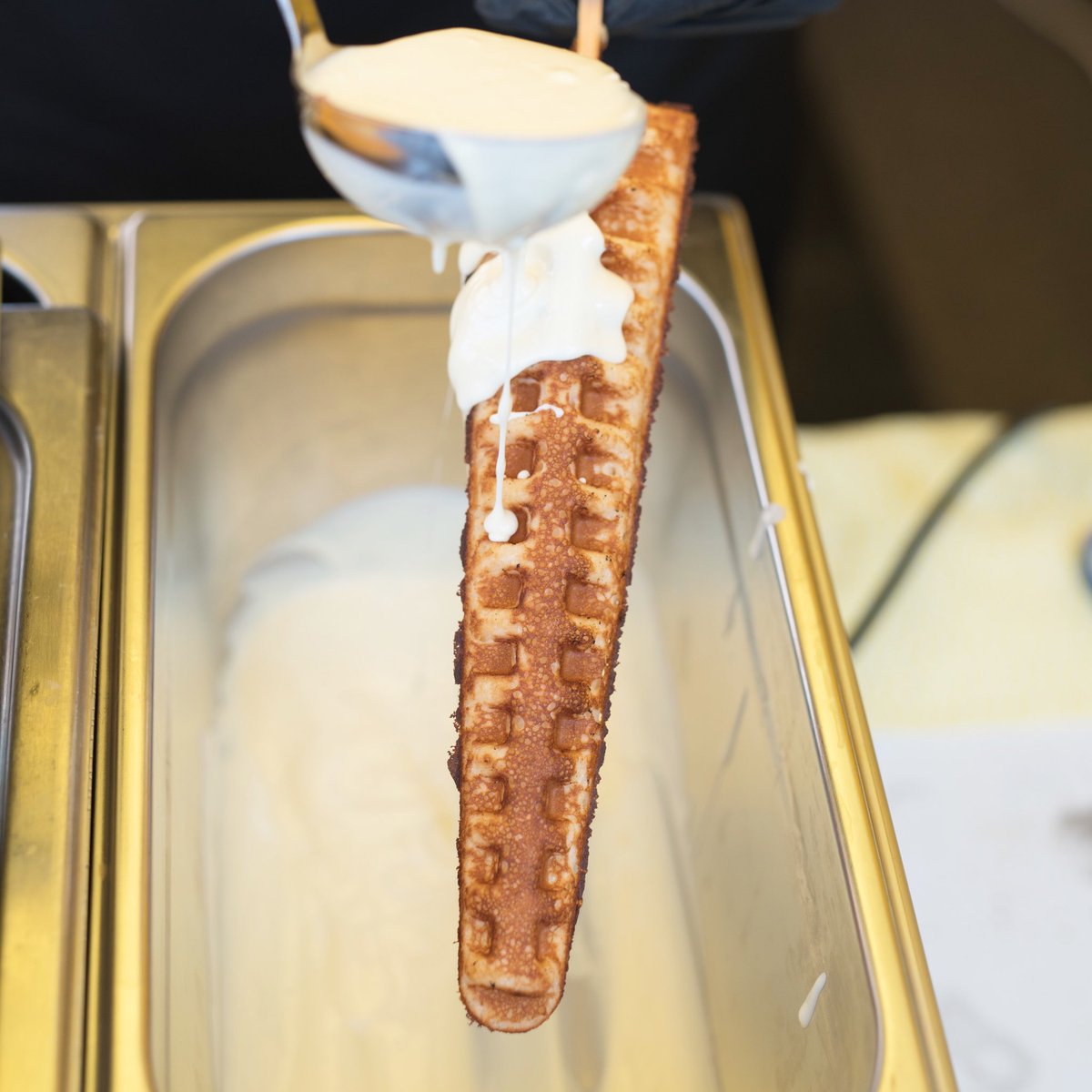 WaffleStickUK's tweet photo. Hot, fluffy, golden #WaffleSticks ๐๐คค ... is it too early for this? ๐
Find us at #Ealing Artisan Market tomorrow and the 17th from 11-3pm!
@EatMeDrinkMeLDN
#wafflestickuk https://t.co/Yg7yPkN6iZ