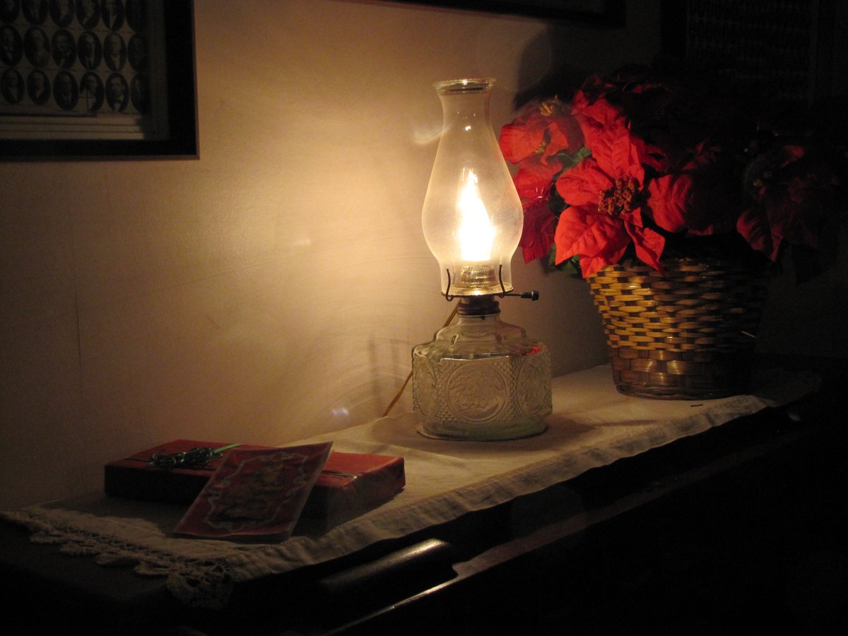 LBJohnsonNPS's tweet photo. Join us in #JCTX tonight from 6pm-9pm for #free lamplight tours of #LBJ's Boyhood Home decorated for #Christmas as it would have been in his teenage years, the 1920s. #FamilyFriendly #FindYourPark #ExploreJC https://t.co/uxDgNhN3My