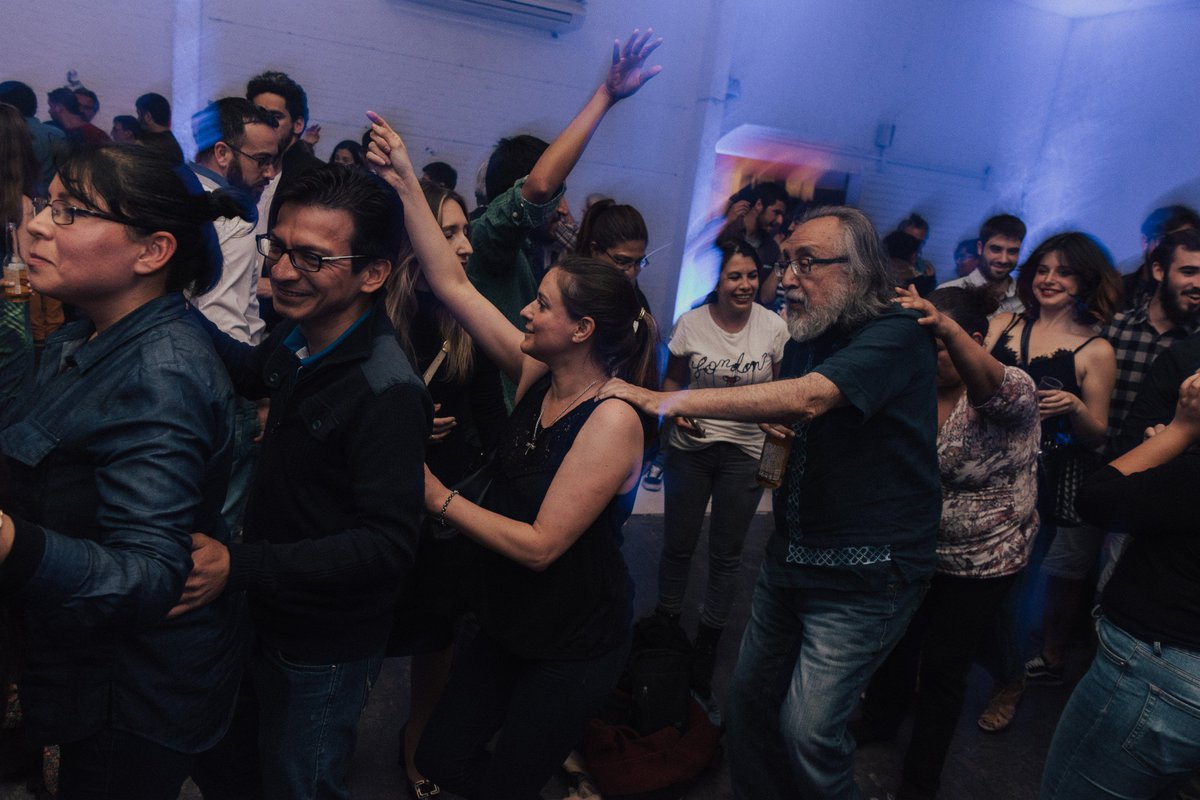 ALASLatam's tweet photo. Reviví la Fiesta final del #ALAS2017 💃🍻🍹🍾🥂
¿Y vos? ¿ya nos mandaste tu 📸 durante #ALAS2017 para que forme parte del álbum que compartiremos al final del congreso?
¡YO ESTUVE EN #ALAS2017 URUGUAY! 🙋🙌
➡ Mensaje
➡ comunicacionalasoficial@gmail.com https://t.co/as6u6TRQkk