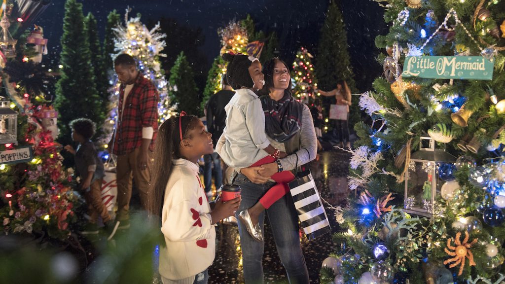 DisneyParks's tweet photo. See the highlights of what's happening at Disney Parks for the holidays with the newest episode of #InsideDisneyParks! https://t.co/wfmvPgjmHP https://t.co/dIT8vh1GH5