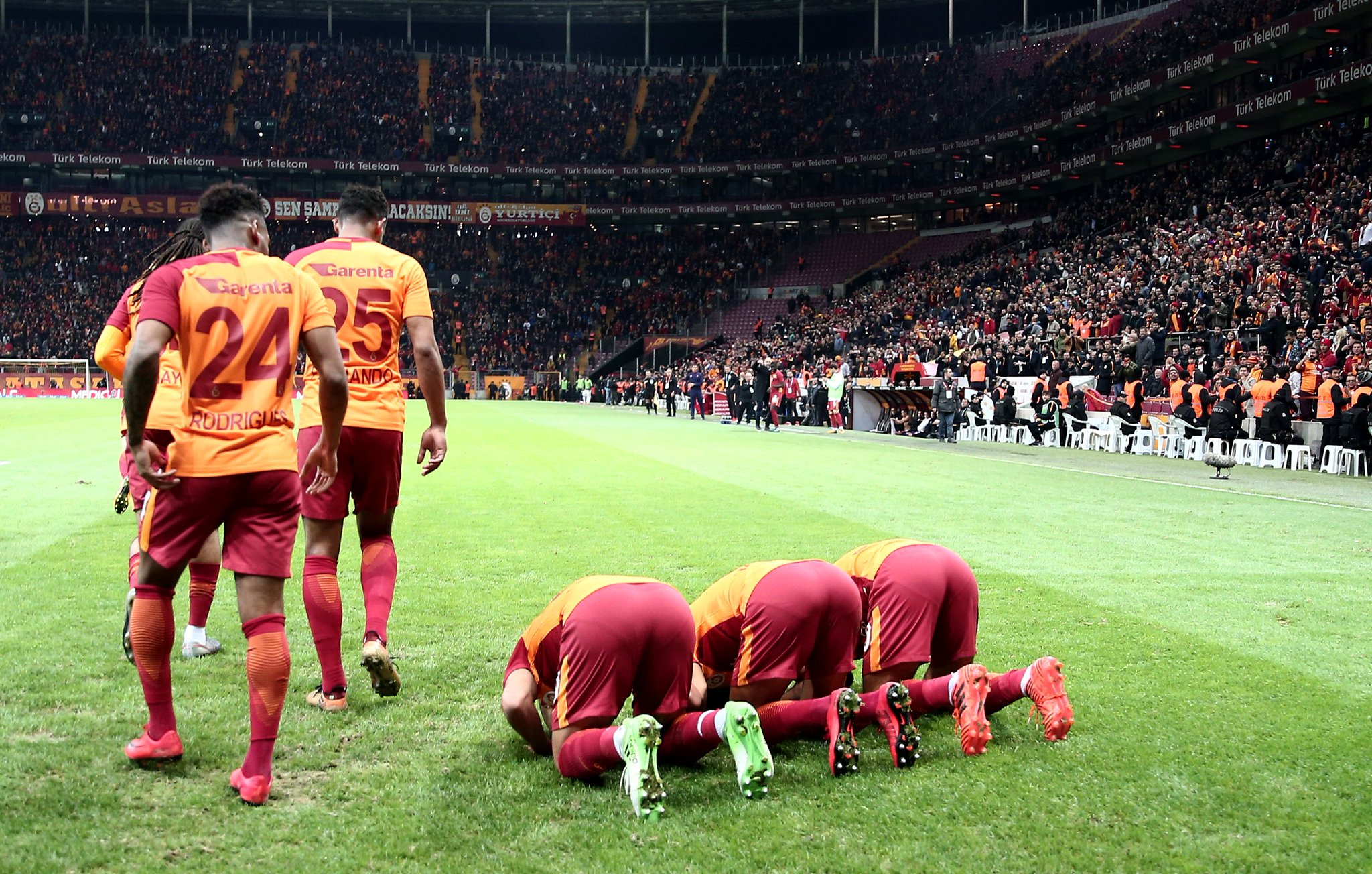 Sporx on Twitter: "Galatasaray'da gol sevinci; Belhanda ...