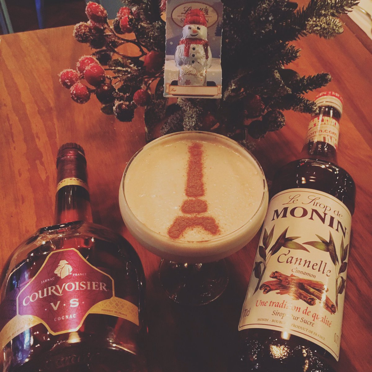 Bonjour! We have a delicious festive cognac cocktail for our diners this evening, garnished with a chocolate Eiffel Tower &amp; a choccy snowman ⛄️🇫🇷🍫.
