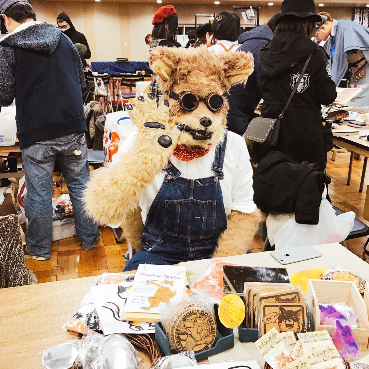 notsimpleday's tweet photo. @ehon_wolf 今日 お見かけしたのですが、時間なくて作品買い逃してしまいました；；；；
近々どこかで手に入れるチャンスありますか？？
写真撮らせていただいありがとうございました😭🙏 https://t.co/qk54AVyh4t