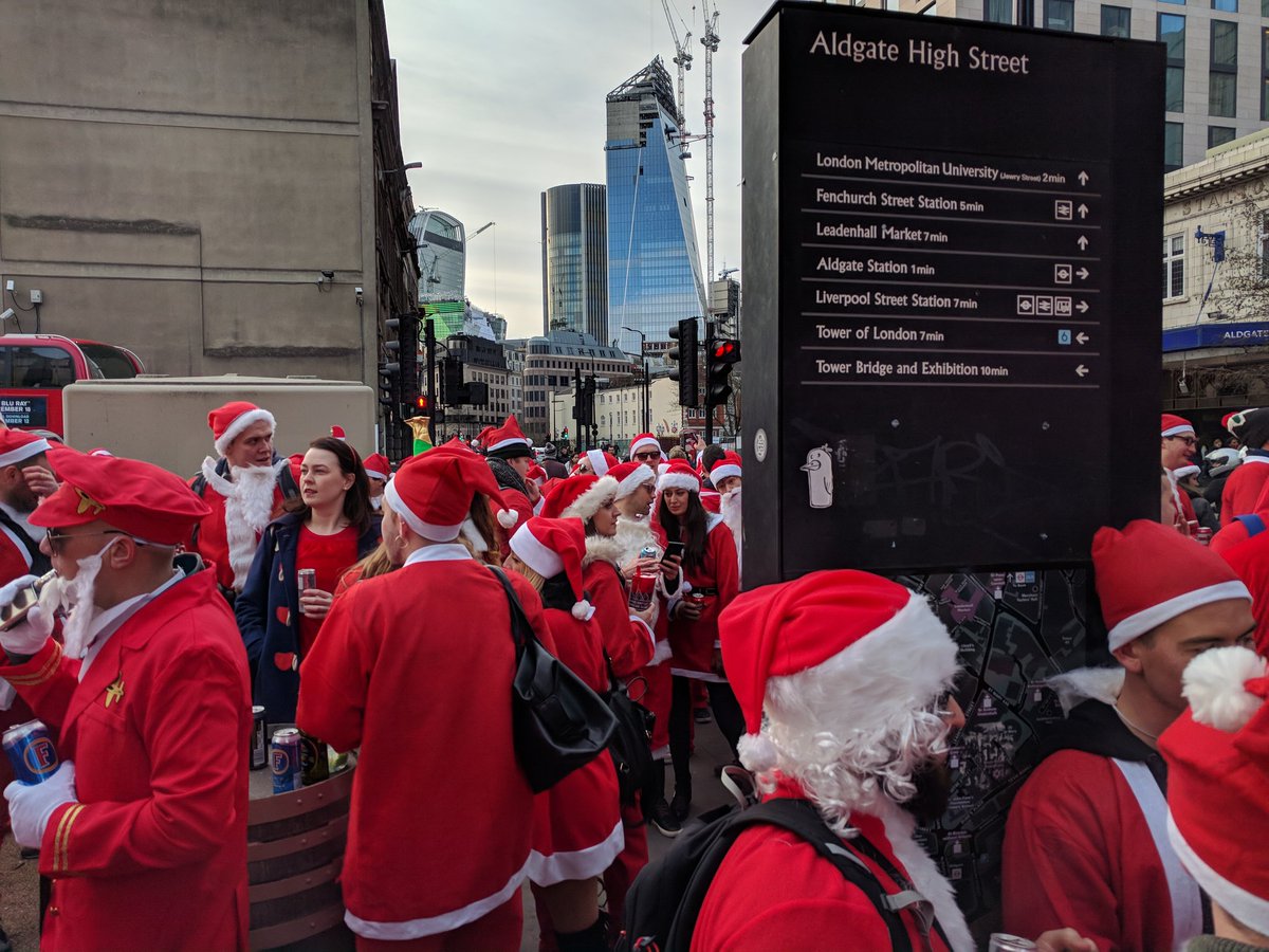 #EastLondonSantas taking a pit stop at Aldgate Toilets
London EC3N 1BD
goo.gl/maps/Shh74PvJg…