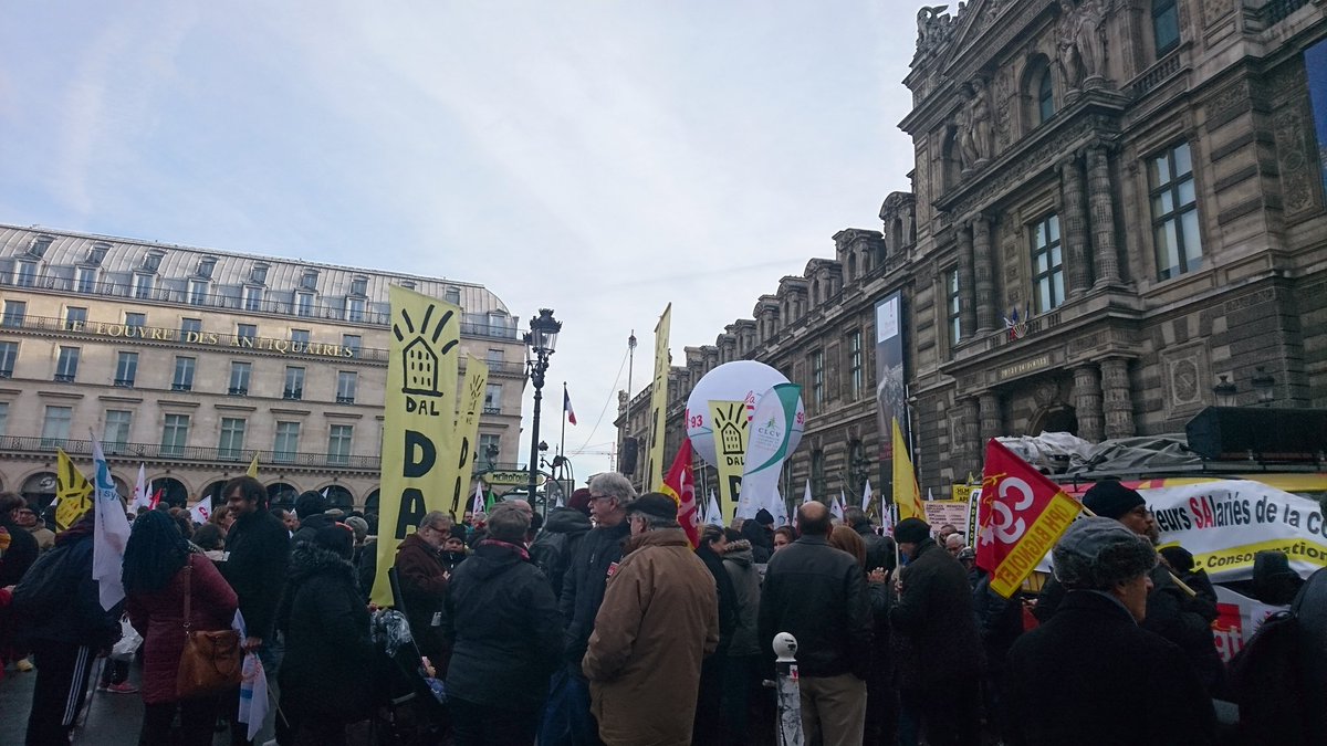 A Paris Rassemblement pl. du palais royal avant le départ en manifestation #vivelapl