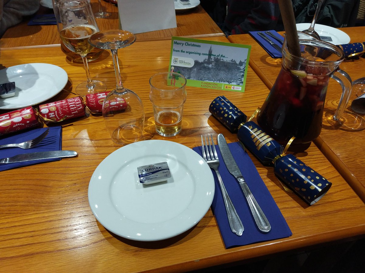 Empezando la celebración de #SRUKXmas de #SRUKLondon y #SRUKCambridge en el Centro Galego de Londres. ¡Caras conocidas y nuevas de <a href="/ComunidadCeru/">SRUK/CERU</a> con mucho que celebrar! #FelizNavidad #Feliz2018