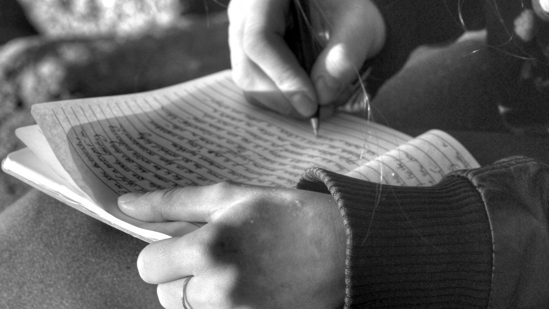 edutopia's tweet photo. 4 reasons why this teacher thinks students should keep journaling with pen and paper. Do your students still use notebooks? https://t.co/RzVFttVMO8 https://t.co/fWocFpacD2