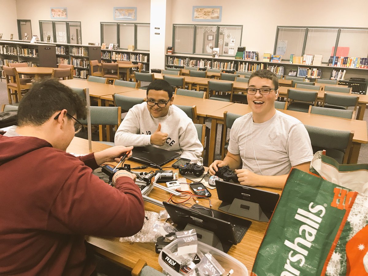 WildkatRobotiks's tweet image. 16 hours to our first @FTCTeams competition and they solved a big problem! Also making last minute entries to the #engineeringnotebook #teamwork