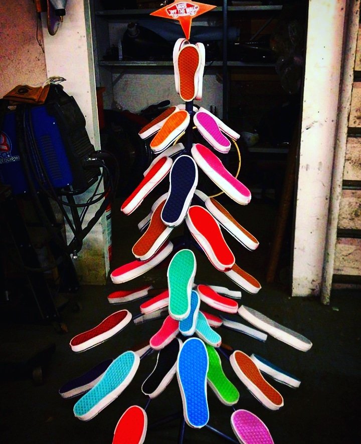 WeCanFly17's tweet photo. Finally feeling a lil bit festive so av a lil #repost from #skateinteriors #Vans custom Christmas Tree made by #damanhimself #BarryKay #protectthecore #houseofvans @VANS_Europe https://t.co/xYdBYkS8W1