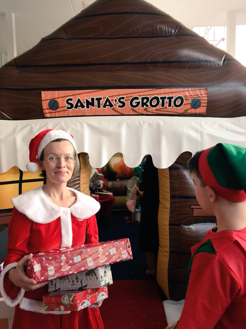 RareBham's tweet photo. Santa’s grotto is open for business #callingallkids #presentsgalore #Xmastar2017 https://t.co/sfqrrmZ3yP