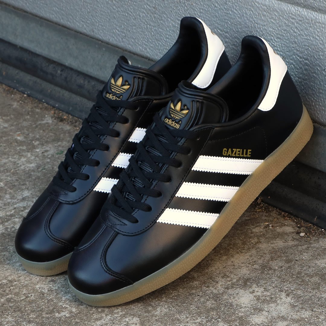 espacio Saco éxito 80s Casual Classics on Twitter: "Ultimate, everyday style of adidas Gazelle  leather in a classy black with white 3 stripes and premium gum sole  available online in sizes UK 4-13 at a