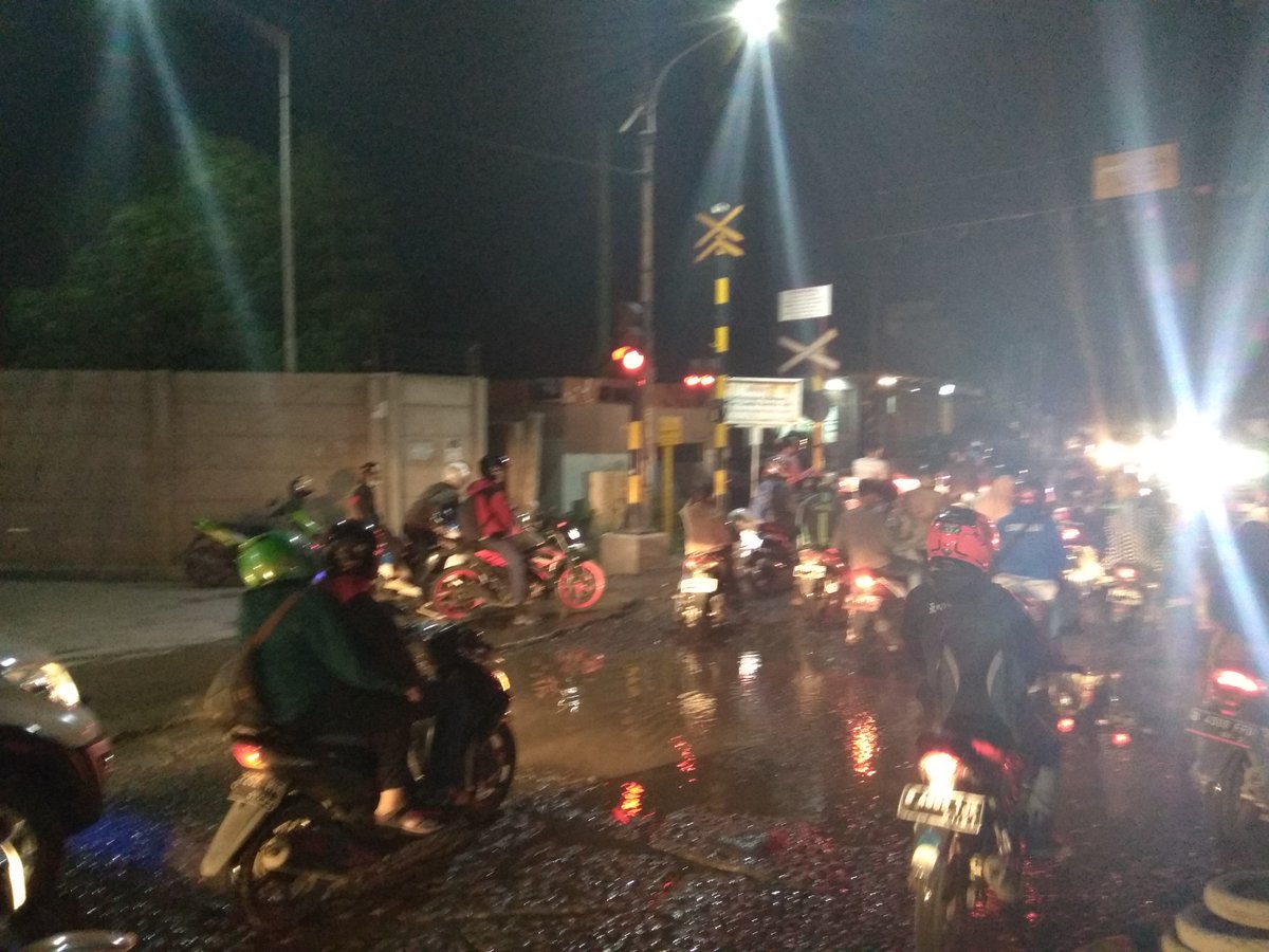 <a href="/BekasiUrbanCity/">BEKASIURBANCITY</a> <a href="/syaikhu_ahmad/">Ahmad Syaikhu</a> <a href="/TMCPoldaMetro/">TMC Polda Metro Jaya</a> <a href="/detikcom/">detikcom</a> suasana  jl setiamekar raya tambun Bekasi .. hujan ga hujan banyak genangan air hampir setiap hari orang jatuh dan jadi sumber macet