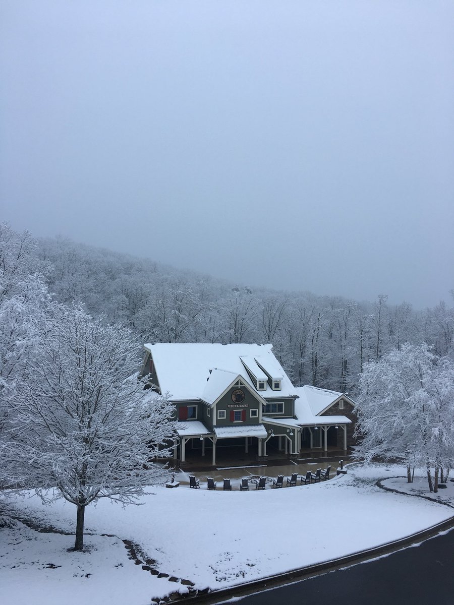 marissalynfrye's tweet photo. Y’all, the most beautiful place just got even more beautiful if that’s even possible ❄️ #snowtopcove https://t.co/IJClOqqeJj