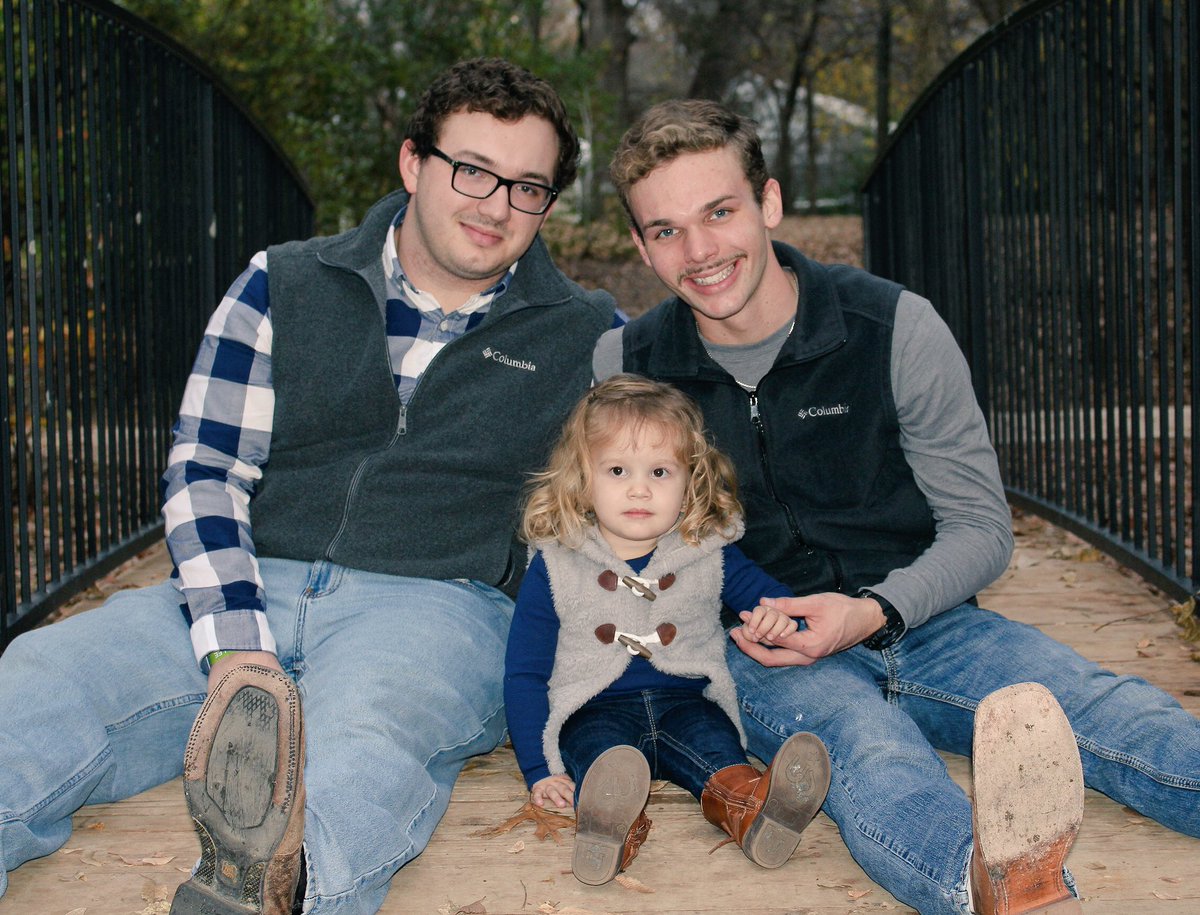 jferguson_19's tweet photo. Haven’t had all of us in one picture in over 6 years... #Fampics #Stache https://t.co/AessKNiWjw