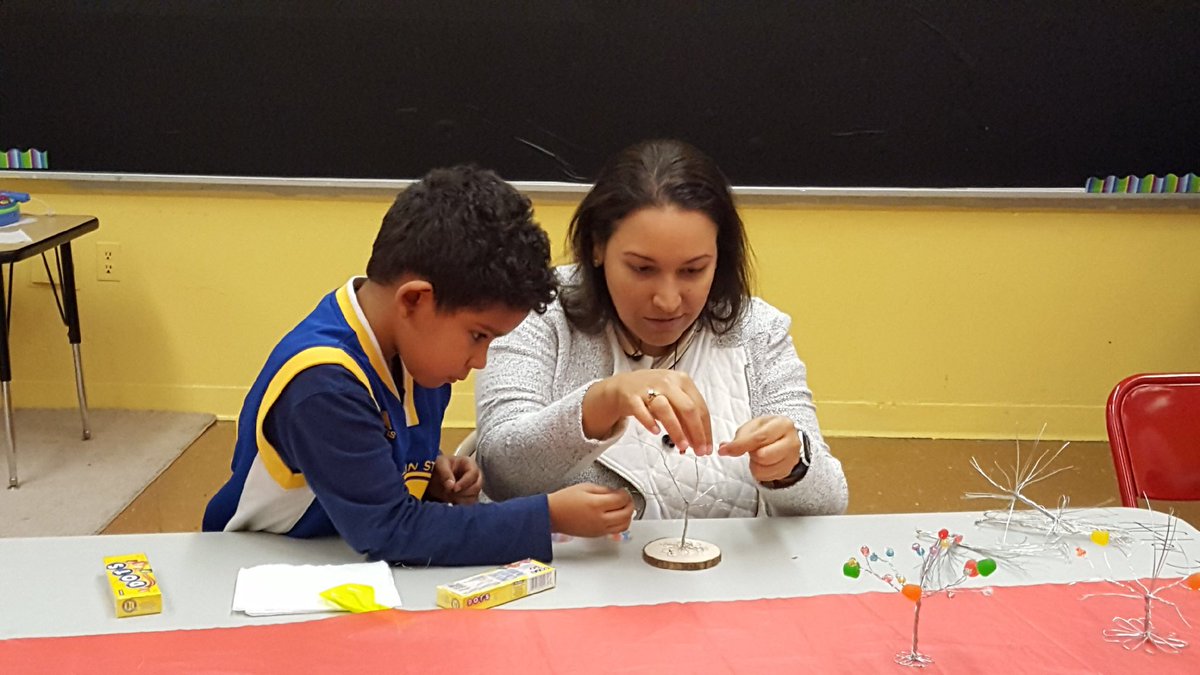 PS142M's tweet photo. Families created amazing arts and crafts pieces with @EdAlliance #ps142m #edalliance #artsandcrafts #nycschools https://t.co/IriHwyA7Te