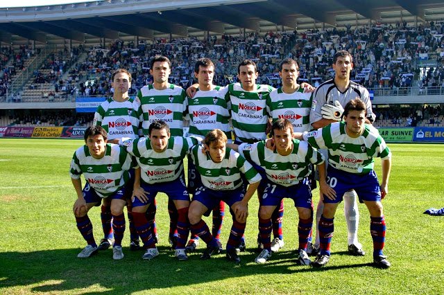 SD Éibar.2004-05
Fagoaga,Castiñeiras,Joseba Llorente,Moisés Hurtado,Gaizka Garitano,Gorka Iraizoz,Cabrejo,Cifuentes,Corredoira,David Silva,Kike Mateo.
El Eibar,con José Luis Mendilibar de entrenador,se clasificó 4º en la Liga de 2ª División
