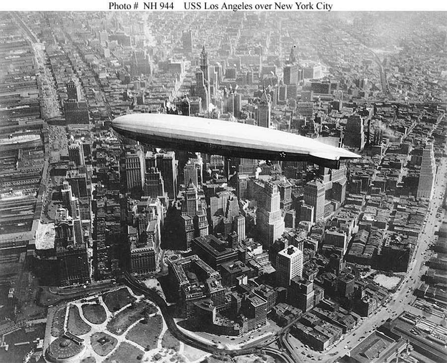 Amazing Historical Photo of USS Los Angeles with Manhattan in 1932 