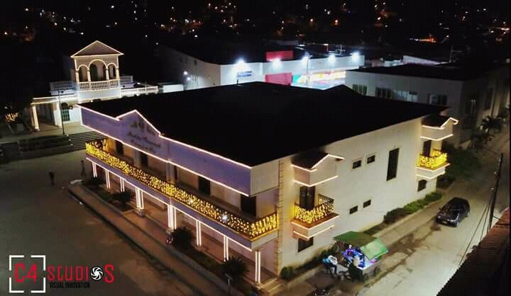 AlcaldiacdOro's tweet photo. Ciénaga de Oro iluminado. La administración municipal  @mejia_ajmc0820  @marthaizqdo les desea a todos una feliz Navidad. https://t.co/rfoqxqEu3W