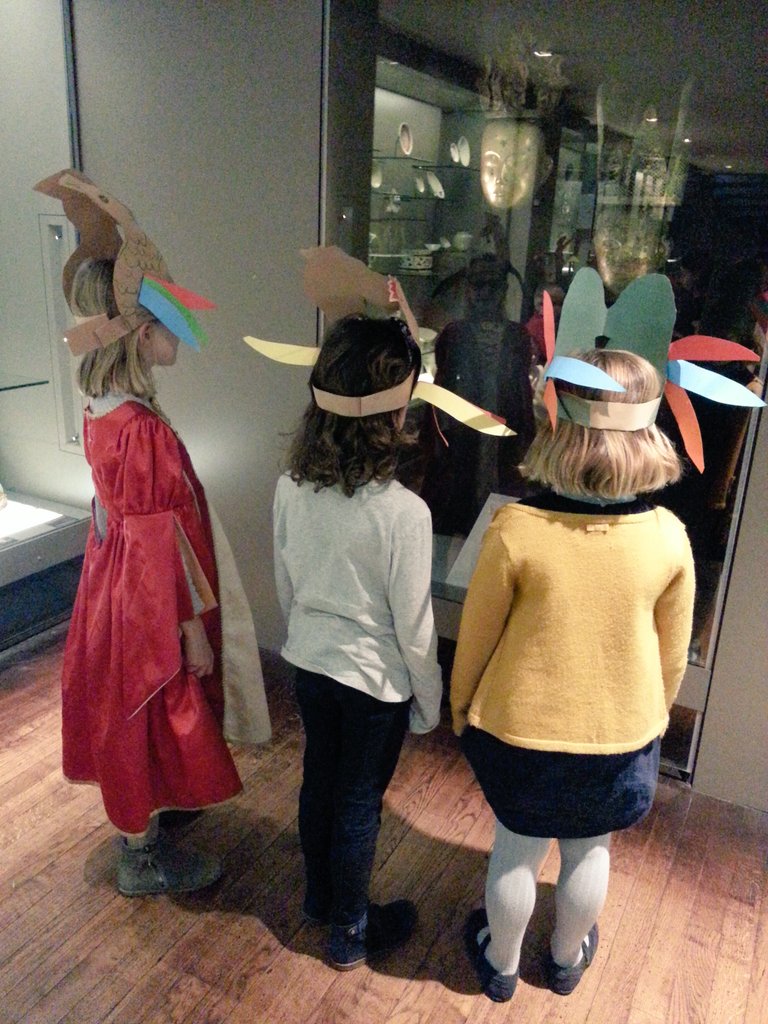 Catalaime's tweet photo. Etre fièr.e.s de sa couronne coq, chercher des indices et dialoguer via #Ludomuse, jouer au Shogi version peluches. Vouloir retomber en enfance tout de suite !!@MuseeCernuschi #WeekendFamille https://t.co/Pz89YKgtel
